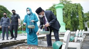 Hari Pahlawan, HNU Tabur Bunga Ke Makam Pahlawan
