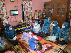 Ketua TP PKK Lahat, Lidyawati Cik Ujang Kunjungi Warga yang Sakit