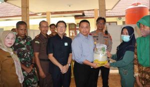 Pj Bupati Muara Enim Serahkan Bantuan Beras Kepada Korban Banjir