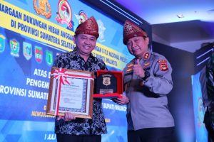 Pj Bupati Muara Enim Terima Penghargaan dari Kapolda Sumsel