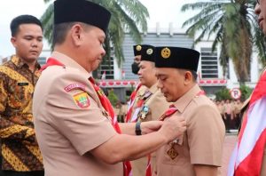 Bupati Kurniawan Sematkan Lencana Darma Bakti kepada Pengurus Kwarcab Gerakan Pramuka Muara Enim