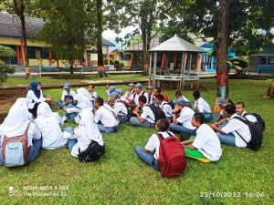 Sebelum Pulang, Siswa SMKN 1 Lahat Diberikan Pencerahan oleh Guru di Taman Sekolah