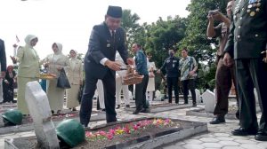Peringati Hari Pahlawan, Pemkab Muara Enim dan Forkopimda Gelar Upacara dan Tabur Bunga ke Makam Pahlawan
